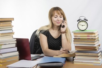 Student discusses by phone the paragraph in the textbook