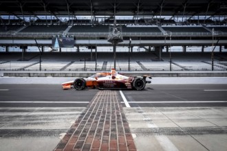 RYAN HUNTER-REAY (23) of Fort Lauderdale, Florida crosses the yard of bricks during a practice