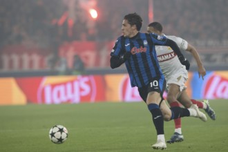 Football match, Nicolo' ZANIOLO Atalanta Bergamo left on the ball in a duel with Josha VAGNOMAN VFB