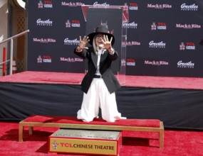 Diane Keaton at Diane Keaton Hand- and Footprint Ceremony held at the TCL Chinese Theater in