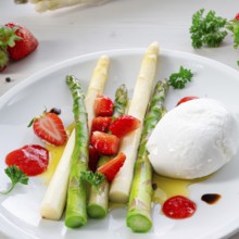 Burrata cheese with asparagus and strawberries