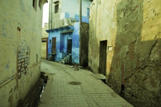 Kunj gali narrow lane, vrindavan, mathura, uttar pradesh, india, asia