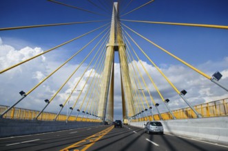 Am 24. Oktober des Jahres 2011 wurde die Brücke Manaus – Iranduba eingeweiht. Mitten im