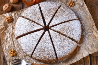 Frischer und leckerer herbstlicher Walnusskuchen mit Honig