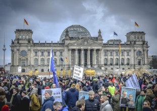 The demonstrators gathered under the heading. Uprising of the decent. We are the firewall!