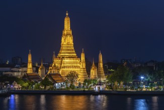 A picture of the Wat Arun Temple at night