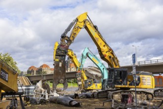 After the collapse of parts of the Carola Bridge, demolition work began on the Old Town side. The
