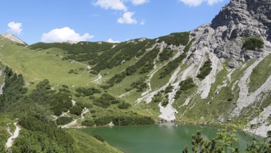On the Saalfelder Höhenweg in the Tannheimer Tal with a view of the pool in front of the