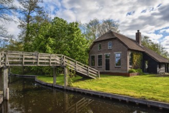 Giethoorn Netherlands, city skyline at canal and traditional house in Giethoorn village