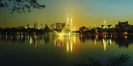 Nachtansicht der Kuala Lumpur Stadt mit atemberaubender Reflexion im Wasser