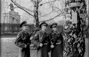 Germany, Berlin, 22.12.1990, Removal of the Soviet guard of honour from the memorial in Tiergarten,