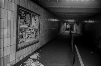 GDR, Berlin, 29 May 1990, Stadtmitte underground station (U6), closed for 28 years: Connecting