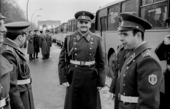 Germany, Berlin, 22.12.1990, departure of the Soviet guard of honour from the memorial in the