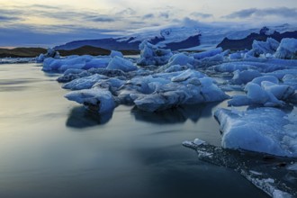 Jökulsarlon glacier lagoon, icebergs with glacier, Vatnajökull National Park, Hornafjörður, South