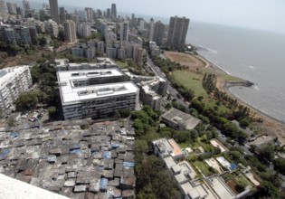 Slums and buildings, Malabar hill, Mumbai, Maharashtra, India, Asia