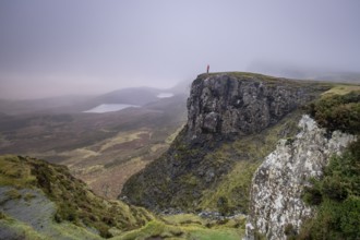 Senderista, valle de Quiraing, Skye, Highlands, Escocia, Reino Unido