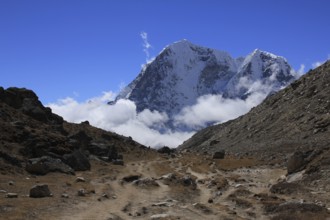 Tobuche and Cholatse seen from Lobuche, Sagarmatha National Park, Nepal, Asia