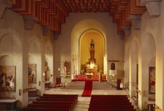 Interior with the monumentalising Rabitz vault and the indirectly illuminated choir, built