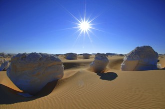 Egypt, White Desert, bizarre sandstone cliffs, hot sun, midday heat, Middle East, Africa