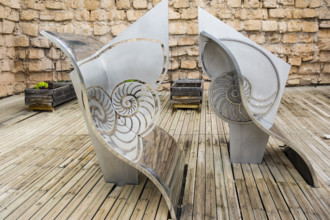 Doble nautilus en el pentagono, Enrique Salamanca, 2006, acero inoxidable, museo Es Baluard, Palma,