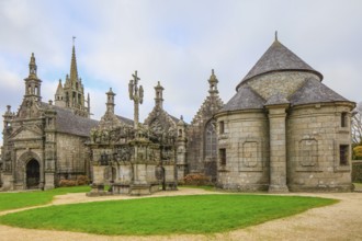 Calvary in front of the church, Enclosed parish Enclos paroissial, Church Eglise Saint-Miliau,