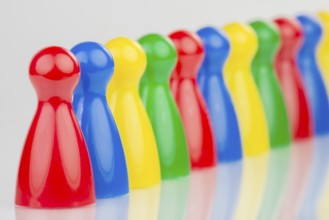 Conceptual game pawns that visualize the concept chain cooperation