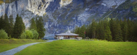 Oeschinnensee, Holzchalet und Schweizer Alpen, Berner Oberland, Schweiz Banner