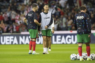 Football match, Cristiano RONALDO CR7 Portugal centre puzzled talking to team mates during