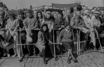 GDR, Berlin, 30.04.1990, 1 May 1990, rally at the Reichstag, Käthe Reichel (right)