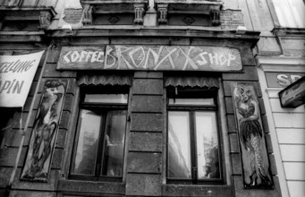 Germany, Dresden, 19.10.1990, Neustadt, trendy pub Bronxx, Europe