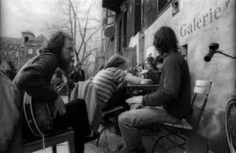 Germany, Berlin, 25.04.1992, Musician in front of Café Assel, in Oranienburger Straße, Europe