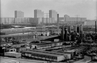 Germany, Berlin, 04.01.1991, Industrial landscape in Marzahn, in the background: skyscrapers