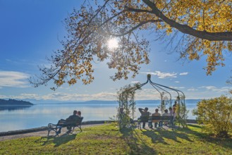Park benches with visitors in the autumnal spa gardens, Herrsching am Lake Ammer, Upper Bavaria,