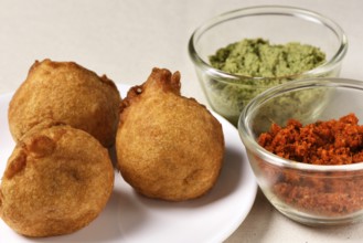 Indian fast food potato vada with chutney, Maharashtra, India, Asia