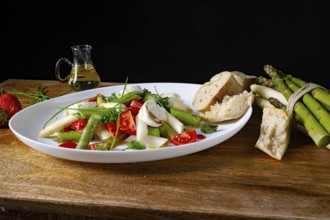 Asparagus salad with strawberries, tomatoes and goat's cheese