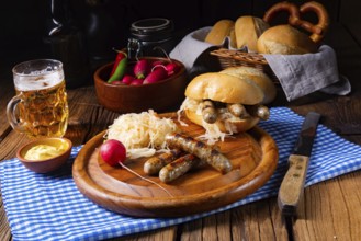 Rustic Nürnberger, bratwurst with sauerkraut and bread rolls