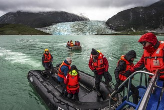Excursion by Zodiac from the cruise ship Ventus Australis to the Porter Glacier, Cordillera Darwin,