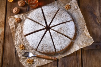 Frischer und leckerer herbstlicher Walnusskuchen mit Honig