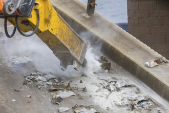 After the collapse of parts of the Carola Bridge, demolition work began on the Old Town side. The