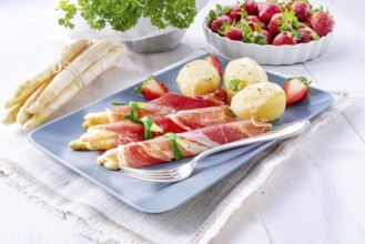 Asparagus ham rolls with strawberries and hollandaise