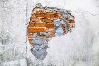 Hauswand mit gebrochenem Mauerwerk, Symbol für Verfall, Sanierungsbedarf und Schäden, Österreich