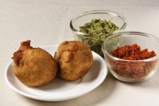 Indian fast food potato vada with chutney, Maharashtra, India, Asia