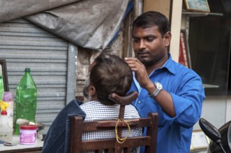 Barber shaving man, chor bazaar, Mumbai, Maharashtra, India, Asia