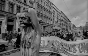 Germany, Berlin, 09.11.1991, demonstration on 9 November (Reichskristallnacht), § 125, man covered