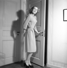 Fashion of 1946. A woman pictured wearing the typical fashion of the postwar era. Kristoffersson