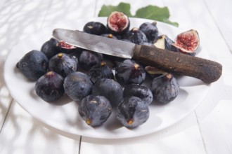 Presentation of collection of figs blacks, typical summer fruit