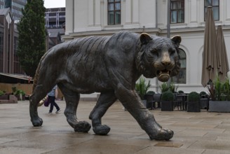 A picture of the iconic Tiger statue of Oslo, at the Jernbanetorget Square. Designed by Elena
