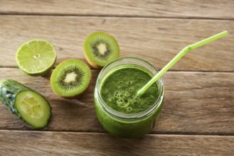 Detox green juice cleansing recipe with also kiwi lemon cucumber spinach