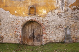 Old door, crumbling masonry, Jakobi cemetery, Leoben, Styria, Austria, Europe