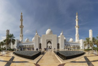 A picture of the Sheikh Zayed Grand Mosque as seen from the outside